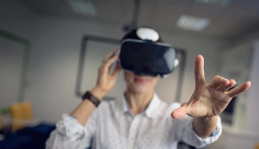 Un homme avec un casque VR représentant aux Journées découverte des plateformes pédagogiques.