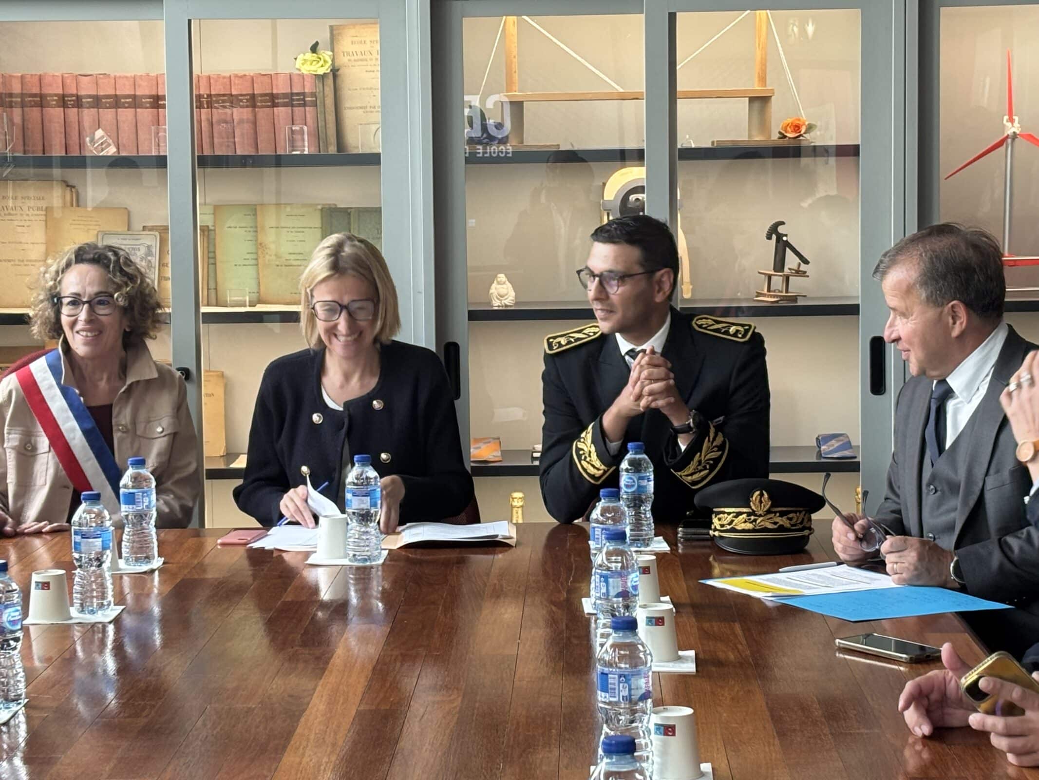 La ministre du travail rencontre l'équipe de l'école d'ingénieurs CESI Nanterre.