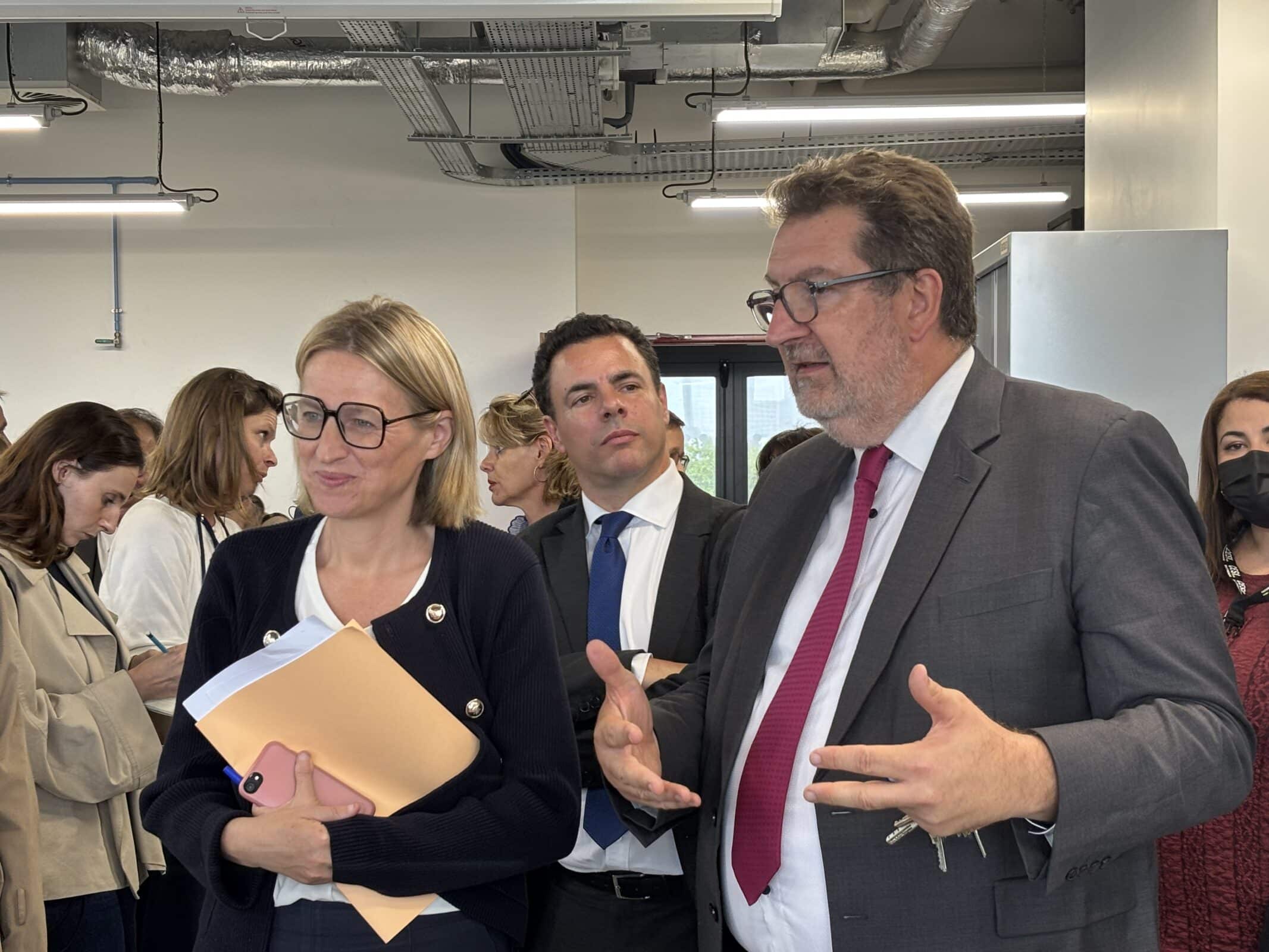 La ministre du travail et David Failly, directeur Ile de France de l'école d'ingénieurs CESI Nanterre.
