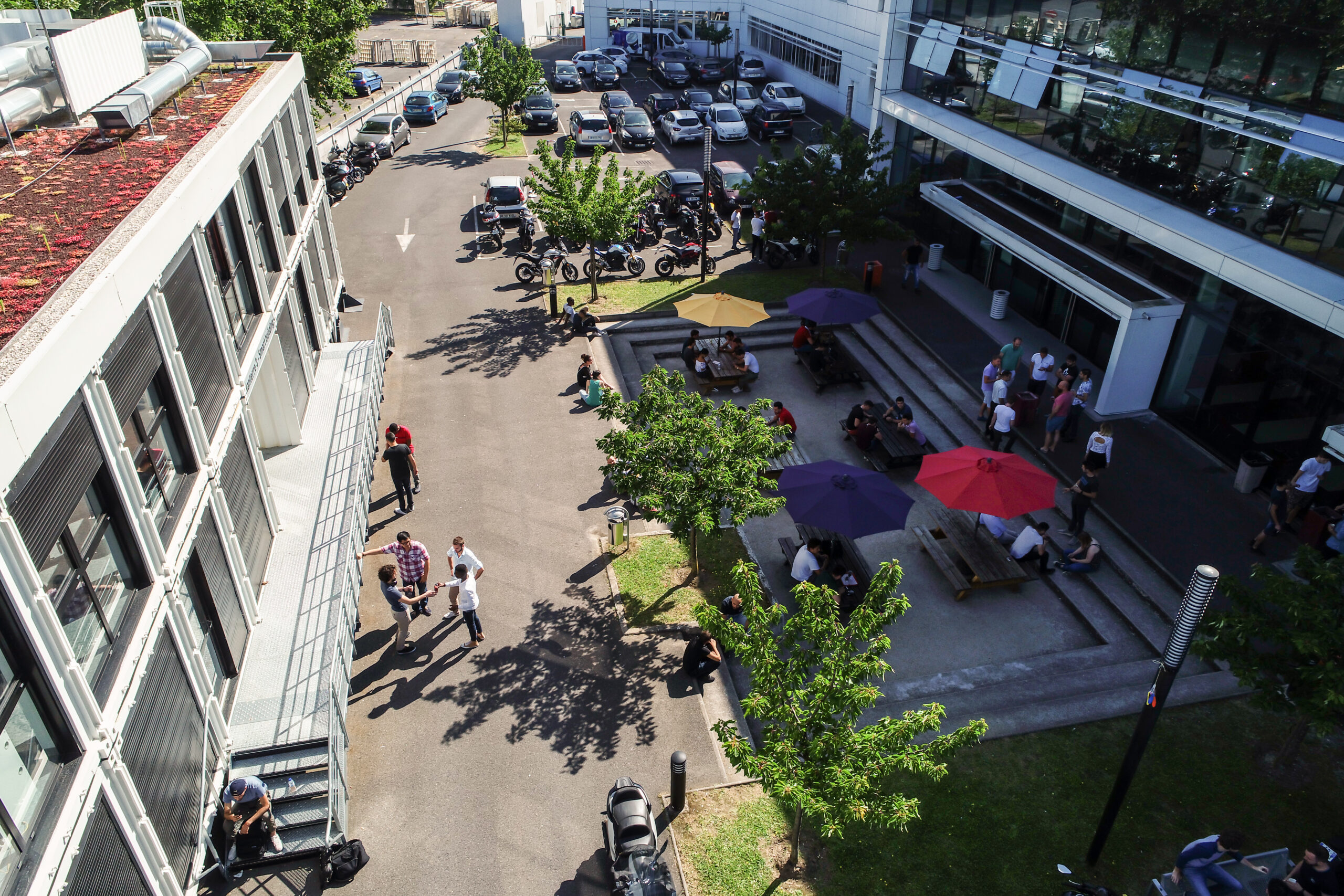 Vue de haut de la cour extérieure de l'école d'ingénieurs CESI Nanterre