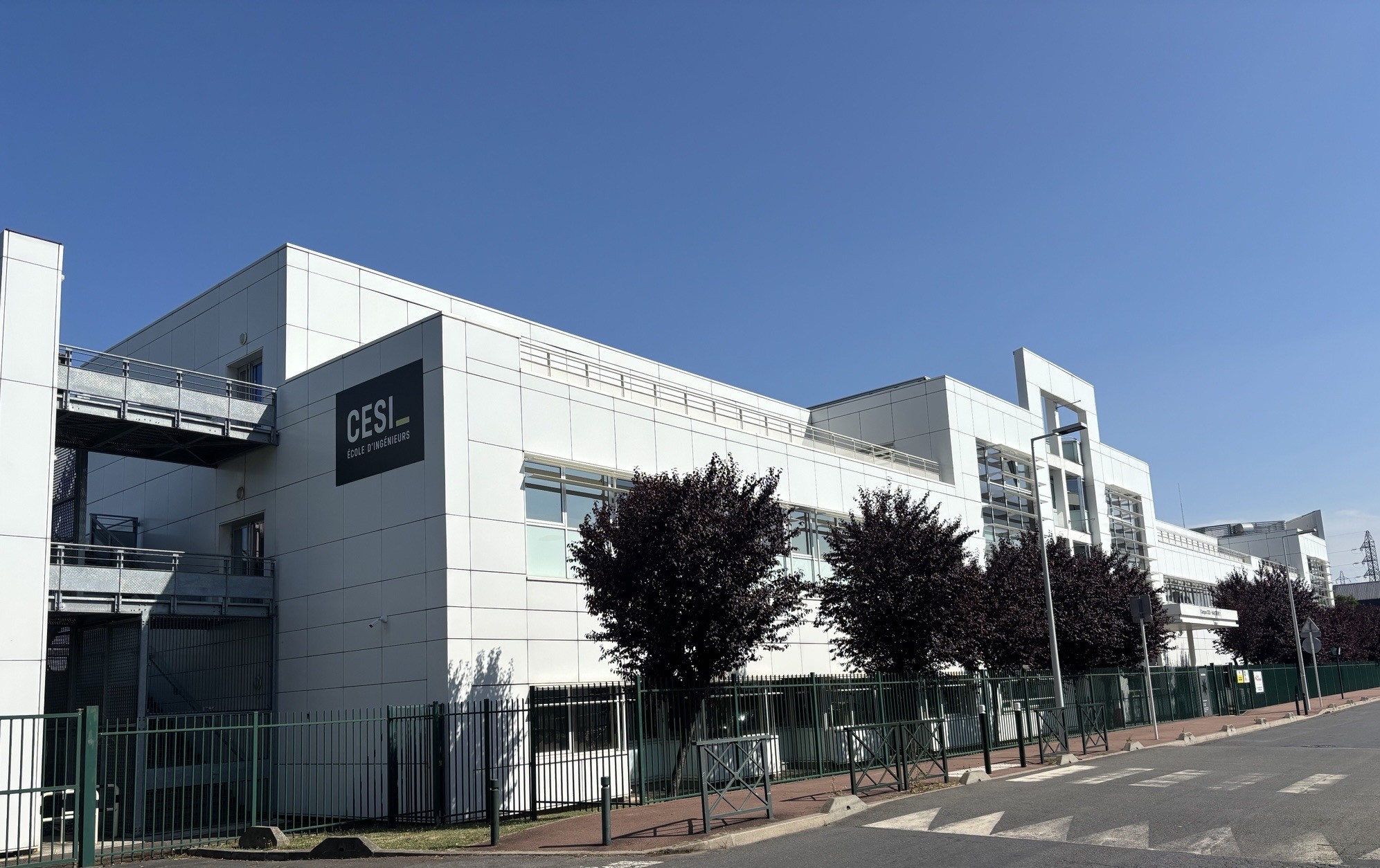 Prise de vue du bâtiment principal de l'école d'ingénieurs CESI Nanterre